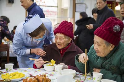 特殊家人陪過(guò)小年，社區(qū)老人空巢不空心